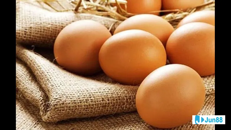 Trứng gà đỏ chín trên mặt đất Trứng gà đỏ chín trên mặt đất