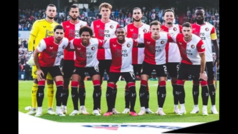Cầu thủ Feyenoord tung cú sút mạnh hướng về khung thành Real Betis Cầu thủ Feyenoord tung cú sút mạnh hướng về khung thành Real Betis